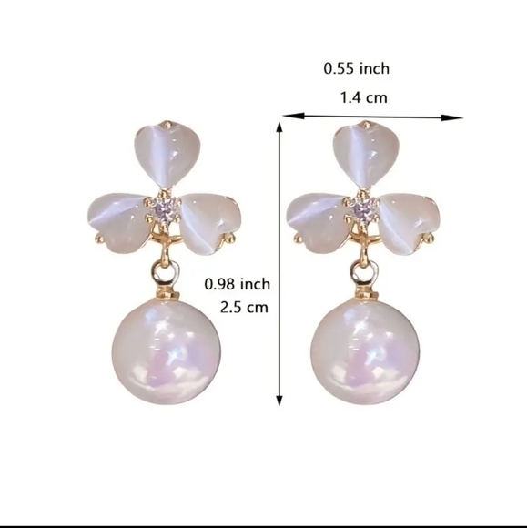 NWT Stunning White Flower Earrings With Simulate Pearl - Picture 4 of 6